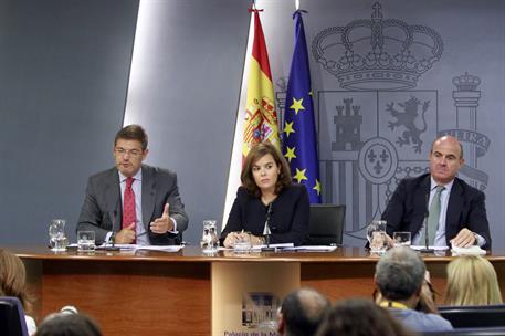 2/10/2015. Consejo de Ministros: Sáenz de Santamaría, Catalá y De Guindos. La vicepresidenta del Gobierno, Soraya Sáenz de Santamaría, el mi...
